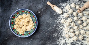 Etli ev yapımı çiğ hamur köftesi. Pelmeni. afiş, menü, tarif üst görünümü.