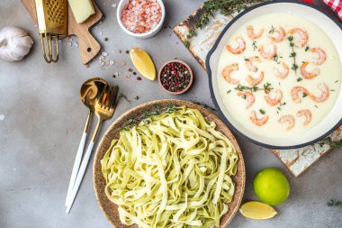Tavada karides ve beşamel soslu makarna. Yemek tarifi geçmişi. Kapat..