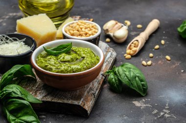 Ev yapımı pesto sosu ve malzemeler koyu arka planda geleneksel İtalyan pesto tarifi. metin için yer.