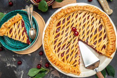 Lezzetli ev yapımı vişneli turta, Flaky Crust, tabakta bir parça ve tüm ev yapımı vişneli turta, yazı için yer, üst manzara.,