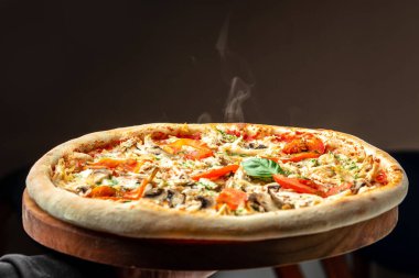 Sıcak büyük pizza Lezzetli pizza kompozisyon buhar dumanı ile, metin için yer,