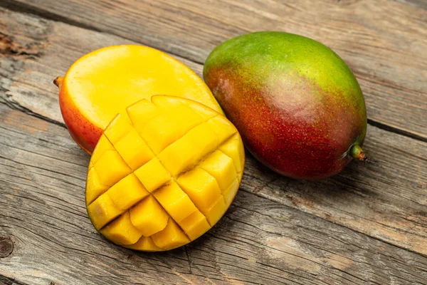 Tropikalny Owoc Mango Drewnianym Tle Koncepcja Superżywności — Zdjęcie stockowe