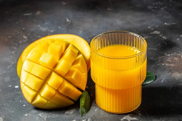 Mango Juice Fresh Tropical Fruit Dark Background Detox Healthy Superfoods — стоковое фото