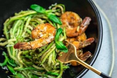 Karidesli kabak spagettisi, vejetaryen sebzeli düşük karbonhidratlı makarna, süper yiyecek konsepti. Sağlıklı, temiz yemek. Vegan ya da glütensiz diyet,