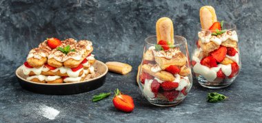 Mascarpone ve naneli çilekli tiramisu. Hafif arka planda çilekli geleneksel İtalyan tatlı tiramisusu. Uzun pankart biçimi.