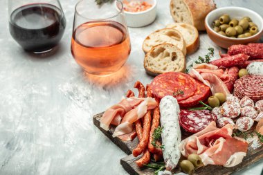 Geleneksel İspanyol İspanyol sucuğu, jamon serrano. Şarapla hazırlanmış et ve peynir tabağı. Etli atıştırmalıkların karışımı..