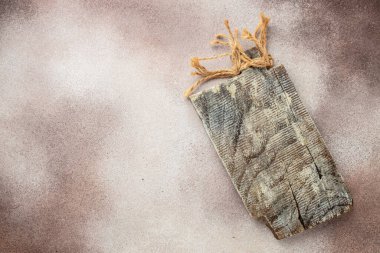 Beton arka planda ahşap kesim tahtası. Kırsal tarzda, yemek pişirme geçmişi. en üstteki görünüm,