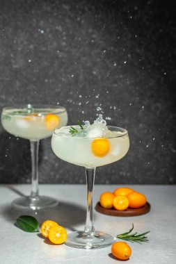 Buzlu kumkatlı kokteyl. Dondurucu hareketli serinletici soda damlaları. Üst Manzara. metin için yer.