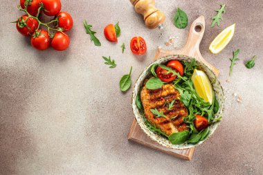 Kızarmış tavuk fileto, yeşil marul, roka, domates. Ketogenik diyet. Düşük karbonhidratlı yüksek yağlı kahvaltı. Sağlıklı gıda konsepti. metin için yer, üst görünüm.