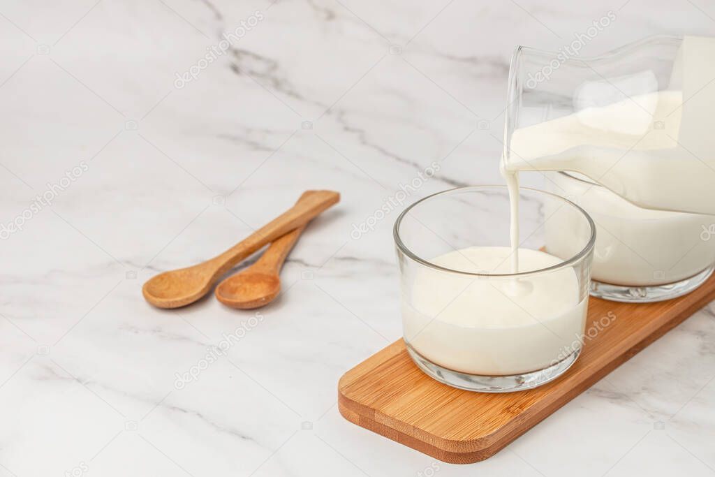 yogur sin lactosa, kéfir, leche fermentada sobre un fondo claro. Comer