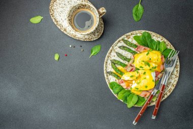 Kızarmış pastırmaya sarılmış yeşil kuşkonmazlı haşlanmış yumurta, ketogenik diyet. Düşük karbonhidratlı yüksek yağlı kahvaltı. Sağlıklı gıda konsepti. metin için yer, üst görünüm.