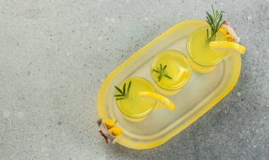 İtalyan limonlu limonata. afiş, menü, metin için tarif yeri, üst görünüm.