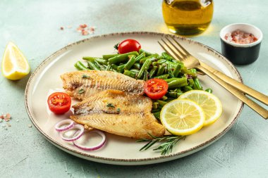 Lezzetli fileto balığı fırını. Ketogenik diyet. Düşük karbonhidratlı yüksek yağlı kahvaltı. Sağlıklı gıda konsepti. metin için yer, üst görünüm.