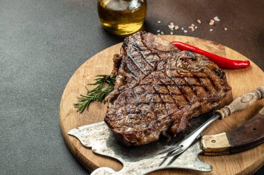 T-bone ızgara biftek ve arka planda baharatlar. Restoran menüsü, diyet, yemek kitabı tarifi. ,
