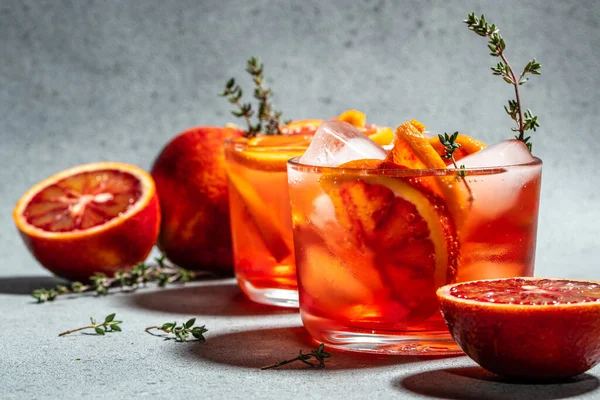 Refrescante Cóctel Alcohólico Con Naranjas Rojas Sicilianas Aperitivo Sobre Fondo — Foto de Stock