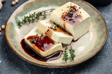 Tofu, geleneksel Çin yemeği. Mutfak vejetaryeni ve vejetaryen yemek, pankart, menü, metin için tarif yeri, üst görünüm.