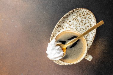 MCT hindistan cevizi yağı, paleo, keto ve ketojenik içecekle birlikte kurşun geçirmez kahve. metin için yer, üst görünüm.