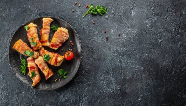 Pastırmaya sarılmış tavuk dürümü. Lezzetli dengeli gıda konsepti. Uzun afiş biçimi. en üstteki görünüm.