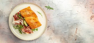 Roka ve jamonlu sandviç, kahvaltı ya da brunch. Restoran menüsü, diyet, yemek kitabı tarifi üst görünümü,