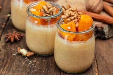 Ahşap arka planda balkabağı kremalı kremalı tatlı. metin için yer