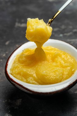 Ghee ya da tereyağı. Pişirme yağı, saf kahve. Sağlıklı yağ diyeti konsepti. afiş, menü, metin için tarif yeri, üst görünüm.