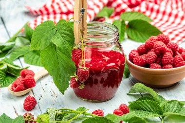 Beyaz ahşap arka planda kırmızı ahududular kasede. Organik ahududu. Kırmızı dut. Uzun afiş biçimi. metin için yer.