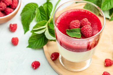 Arka planda böğürtlen reçeli. Ahududulu ev yapımı reçel. afiş, menü, metin için tarif yeri, üst görünüm.