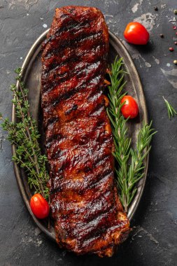 Kızarmış pirzola, barbekü taze domates servis ediyordu. Restoran menüsü, diyet, yemek kitabı tarifi üst görünümü.