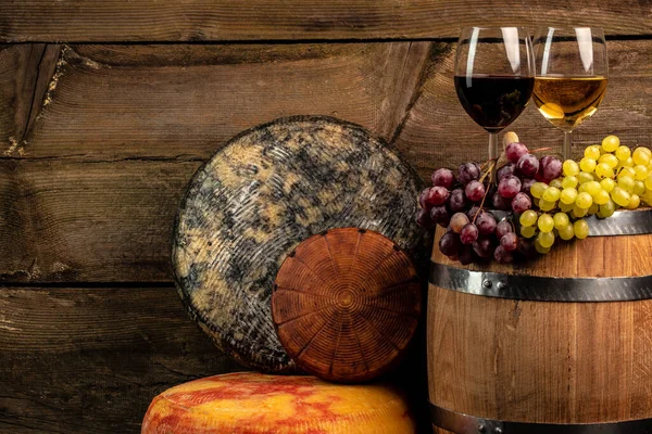 一套葡萄 葡萄酒和各种奶酪 背景为褐色木制 — 图库照片