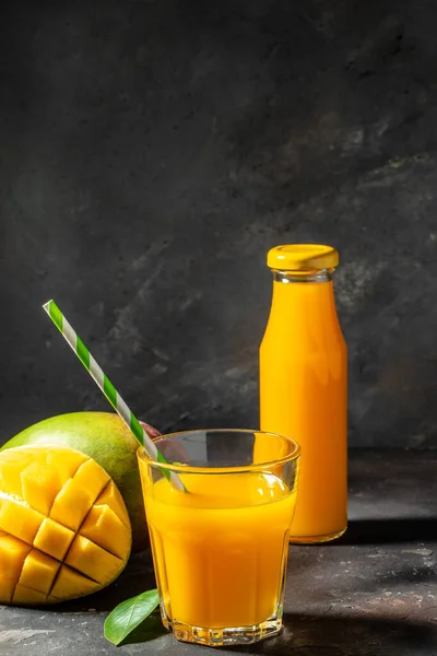 Mango Juice Fresh Tropical Fruit Dark Background Vertical Image Place — Fotografia de Stock