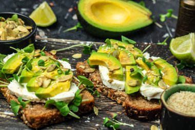Çavdar ekmekli avokado tostları, lezzetli kahvaltı ya da aperatif, temiz yemek, diyet, vegan gıda konsepti. en üstteki görünüm.