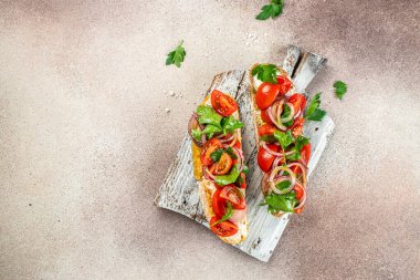 Süzme peynirli sandviç, domates ve fesleğen, lezzetli dengeli gıda konsepti, yazı için yer, üst görünüm.,