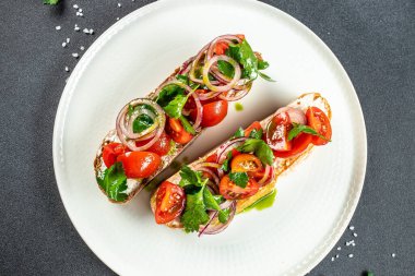 Geleneksel İtalyan bruschetta peyniri, domates ve fesleğen, yazı için yer, üst manzara,