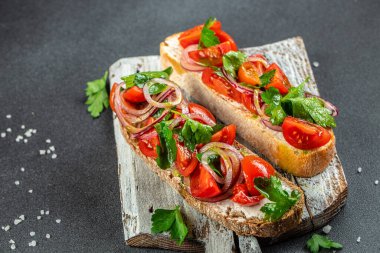 Domatesli İtalyan bruschetta, ahşap tahtada peynir, pankart, menü, yazı için tarif yeri, üst görünüm.,