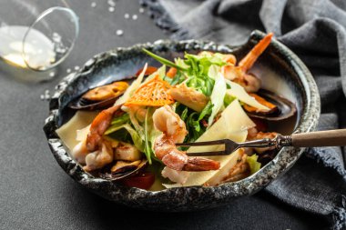 Balık midyeli ve ahtapotlu deniz ürünleri salatası. organik sağlıklı ürünler. Detoks ve temiz diyet kavramı.