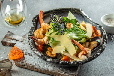 Kısrak, deniz ürünleri salatası. Sağlıklı karides salatası, karışık yeşillik. Yemek tarifi geçmişi. Kapat..