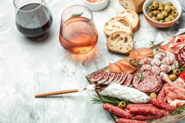 Farklı aperatifler, antipasti, aperatifler ve şarap. Et antipasto tabağı. Sosis, jambon, tapas, zeytin. afiş, menü, metin üstü görünümü için tarif yeri.