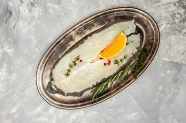 Atlantik kurtçuğu, deniz kurdu ya da hafif bir arka planda yayın balığı bifteği. afiş, menü, metin için tarif yeri, üst görünüm,