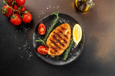 Domates ve bitkilerle ızgara tavuk göğsü, sağlıklı, temiz yemek. metin için yer, üst görünüm,