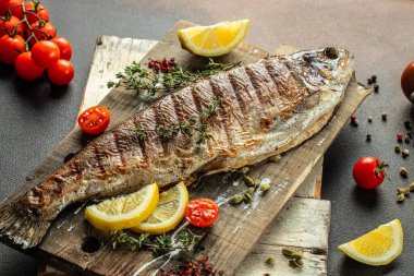 Limon parçalı ızgara alabalık, yemek tarifi geçmişi. Kapat.,