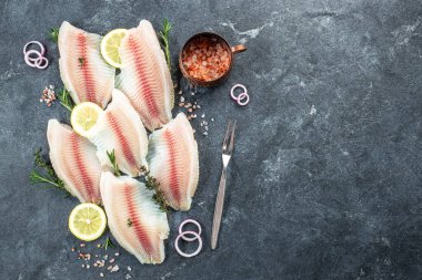 Limonlu Tilapia filetosu, detoks ve sağlıklı süper yiyecekler konsepti. metin için yer, üst görünüm.