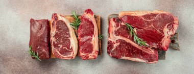 Taze otlar ve baharatlarla ızgara yapmak için hazırlanmış siyah angus eti. Uzun afiş biçimi. en üstteki görünüm.