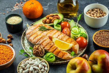 Avokado ve taze sebze salatasıyla ızgara somon bifteği. Keto diyeti, sağlıklı gıda konsepti. metin için yer, üst görünüm.