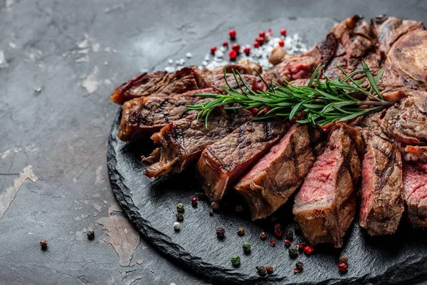 Koyu Arkaplanda Pişmiş Izgara Biftek Restoran Menüsü Diyet Yemek Kitabı — Stok fotoğraf