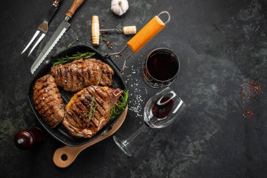 Arka planda ızgara baharatlı üç biftek. Restoran menüsü, diyet, yemek kitabı tarifi üst görünümü