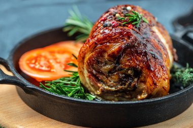 Böğürtlen soslu fırında domuz rulosu. Sağlıklı yağlar. Yemek tarifi geçmişi. Kapat..