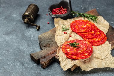 Tahta üzerinde Chorizo sosisi. Geleneksel İspanyol tapaları, pankart, menü, metin için tarif yeri, üst görünüm.