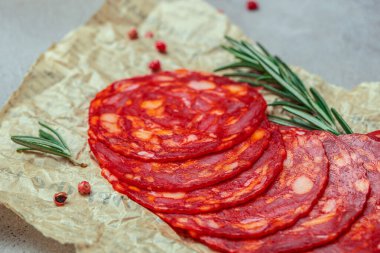 İspanyol sucuklu salam sosisi. Restoran menüsü, diyet, yemek kitabı tarifi üst görünümü.