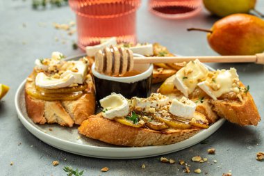 Peynirli kraker ve armut, bal, ceviz, bayrak, menü, metin için tarif yeri, üst görünüm.,