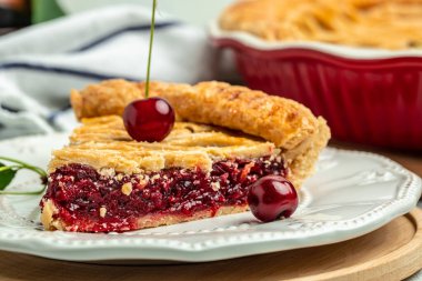 Bir dilim vişneli turta, Flaky Crust, bir tabak ve tüm ev yapımı vişneli turta, uzun afiş formatı. en üstteki görünüm,